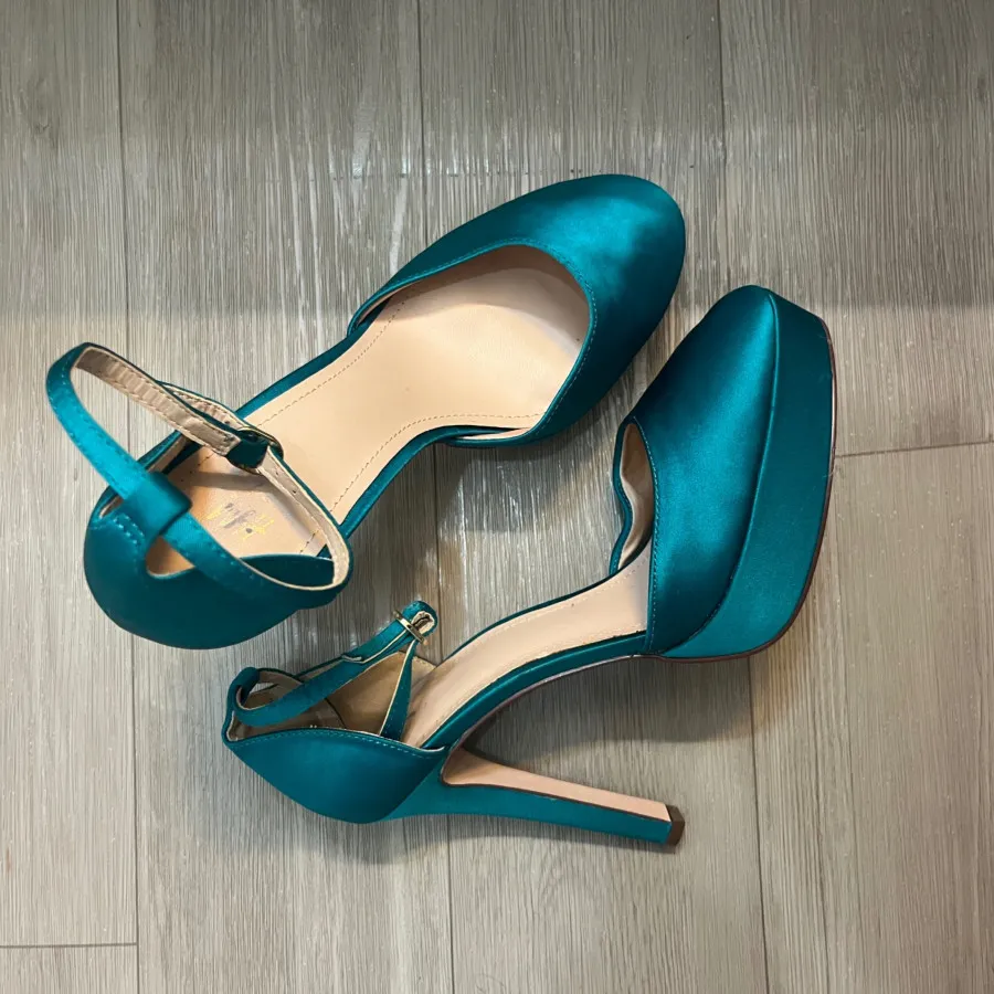 پاشنه بلند اچ اند ام