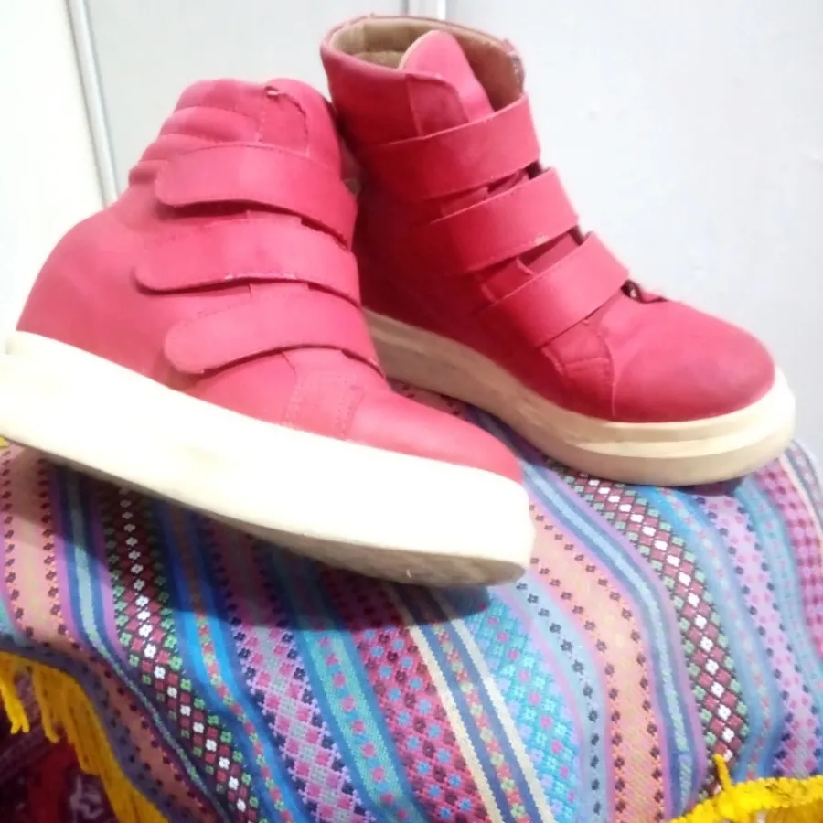 نیم بت قرمز