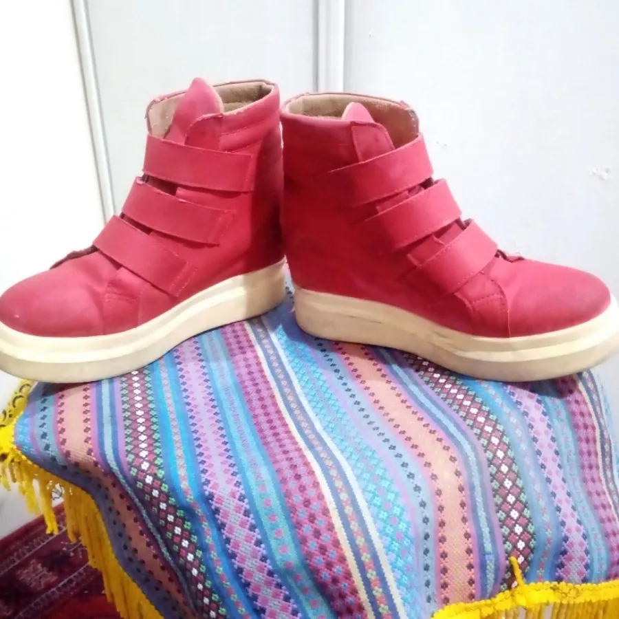 نیم بت قرمز