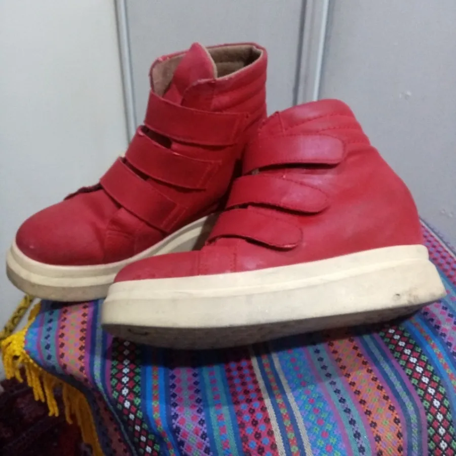 نیم بت قرمز