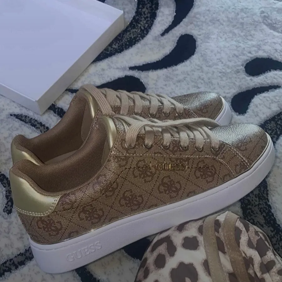 کتونی برند‌ گس