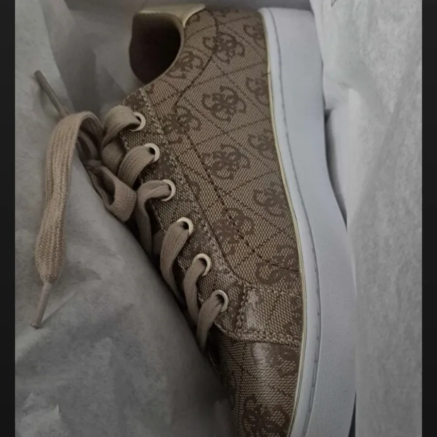 کتونی برند‌ گس