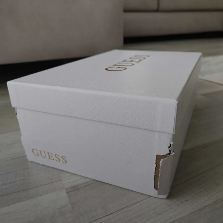 کتونی برند‌ گس