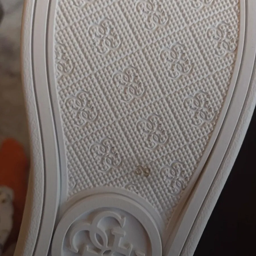 کتونی برند‌ گس