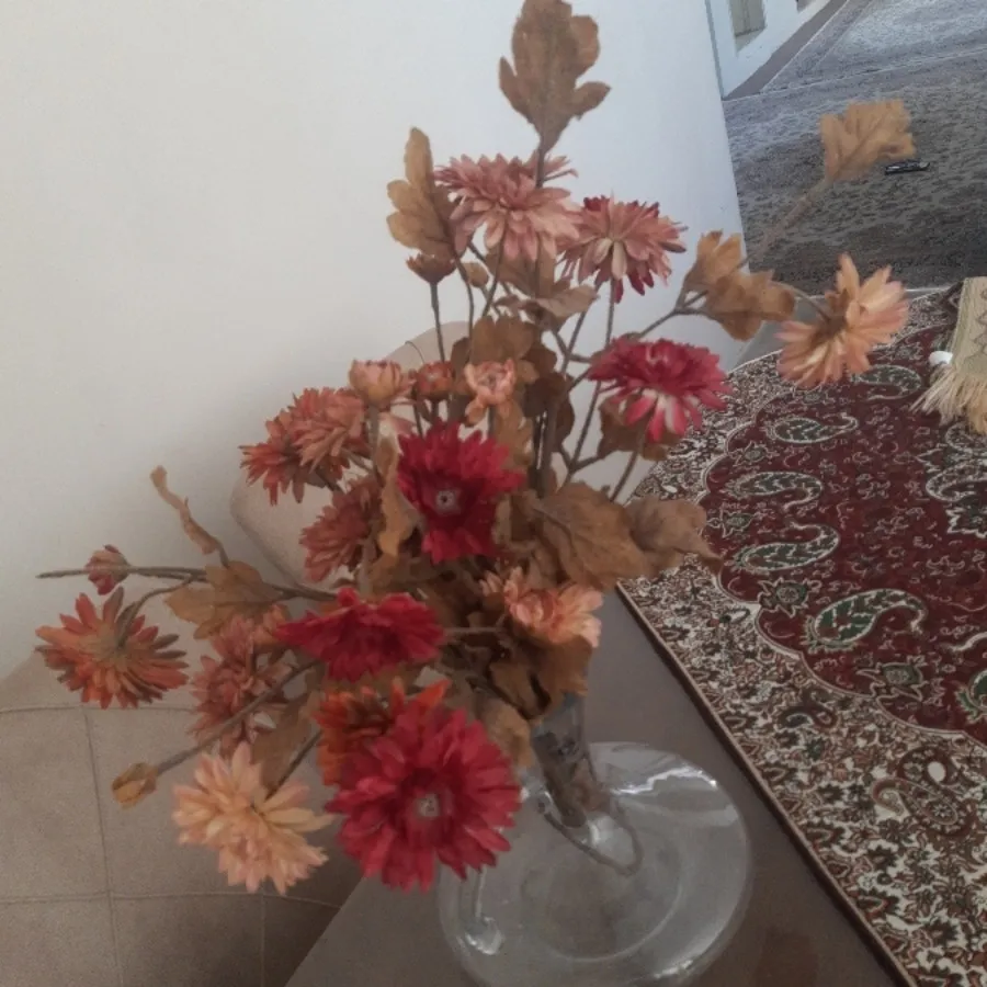 گلدان و گل مصنوعی