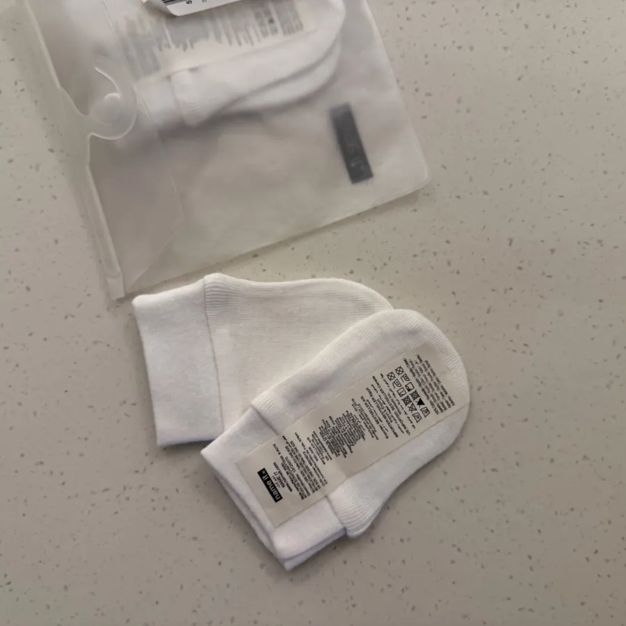 جوراب و دستکش نوزادی