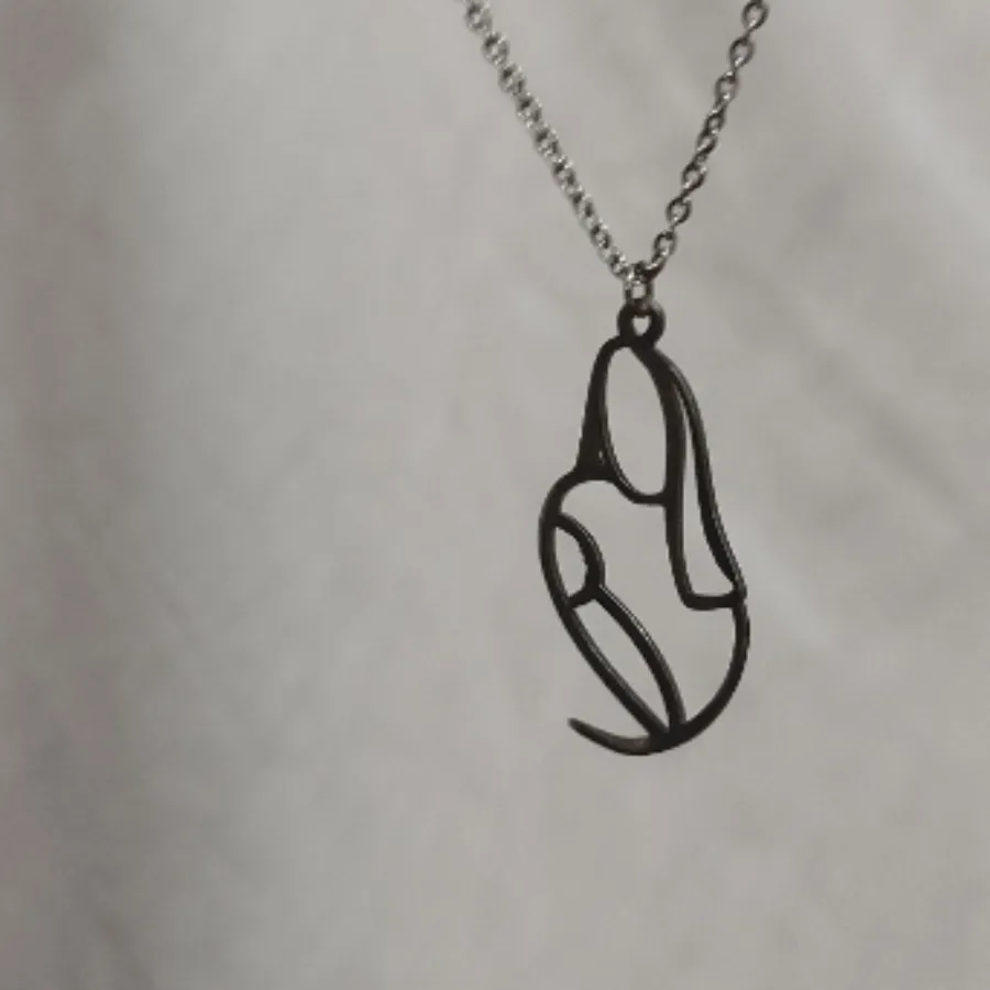 گردنبند کودک در آغوش مادر