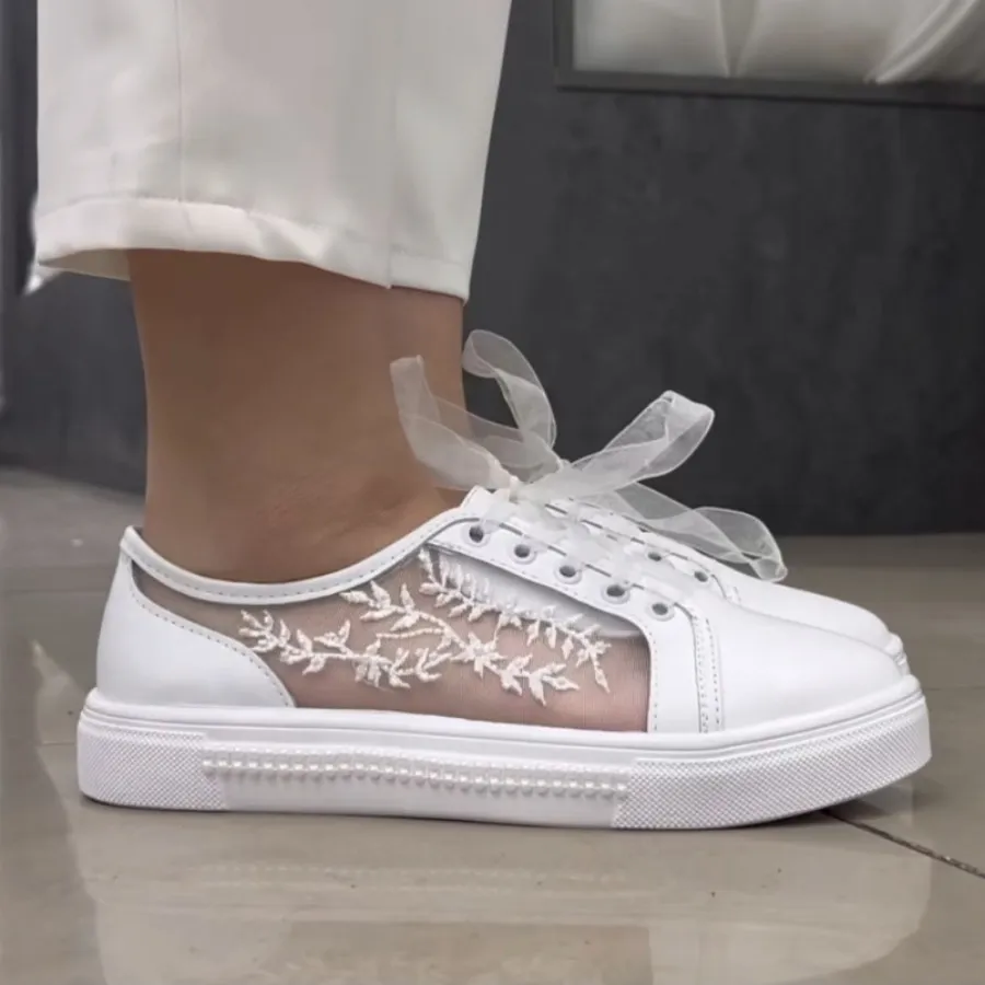 کتونی قرتی سفیدگلدوزی دار