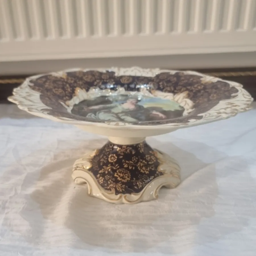 شیرینی خوری انجل