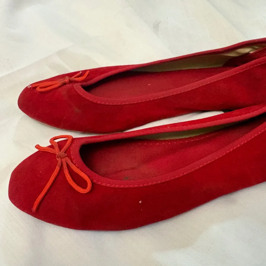 کفش گوجه ای برند منگو