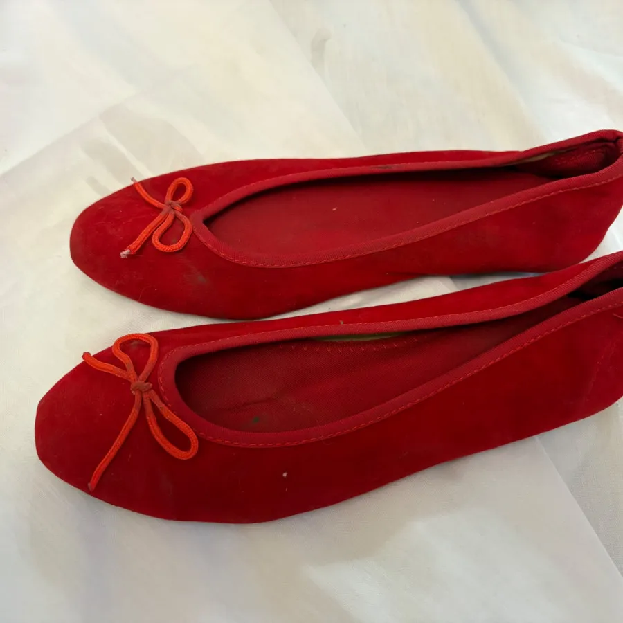 کفش گوجه ای برند منگو