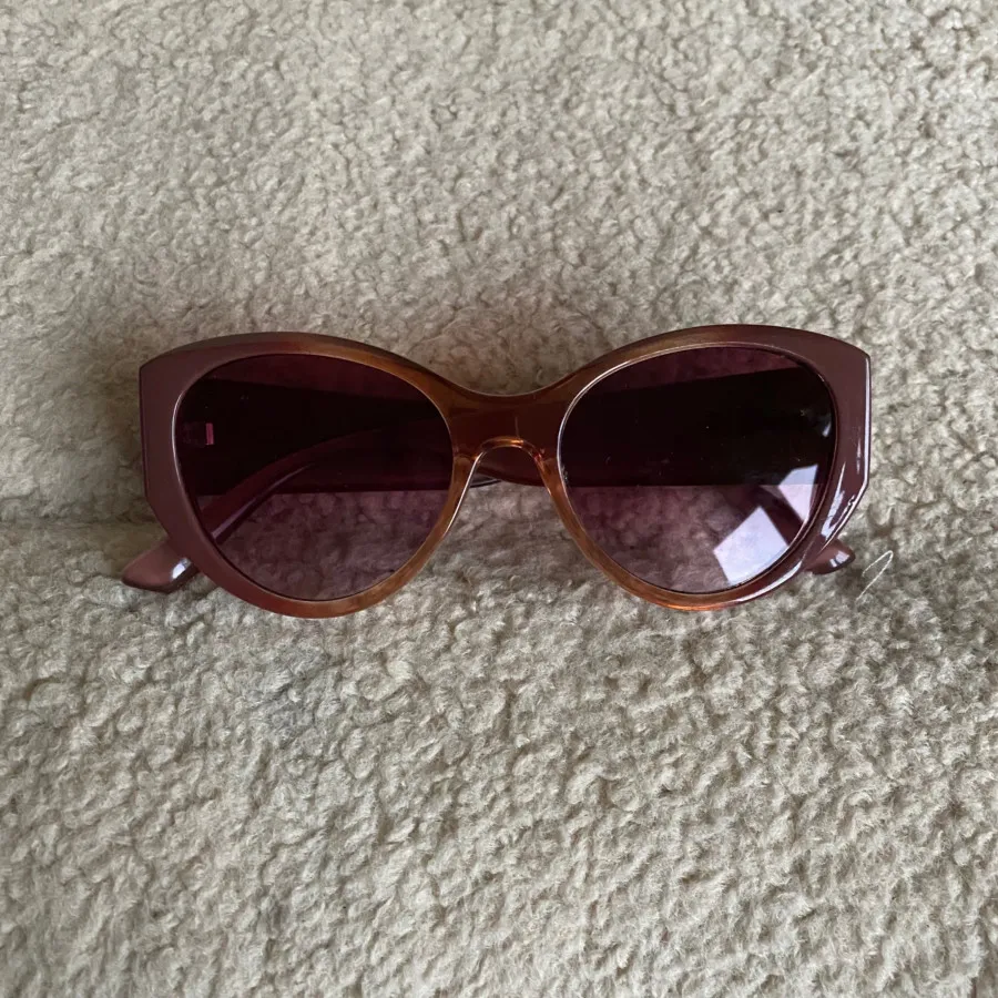 عینک آفتابی گربه ای