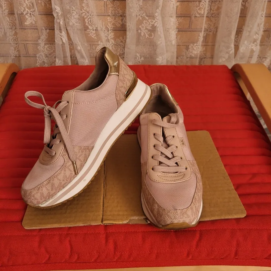 کتونی مایکل کورس