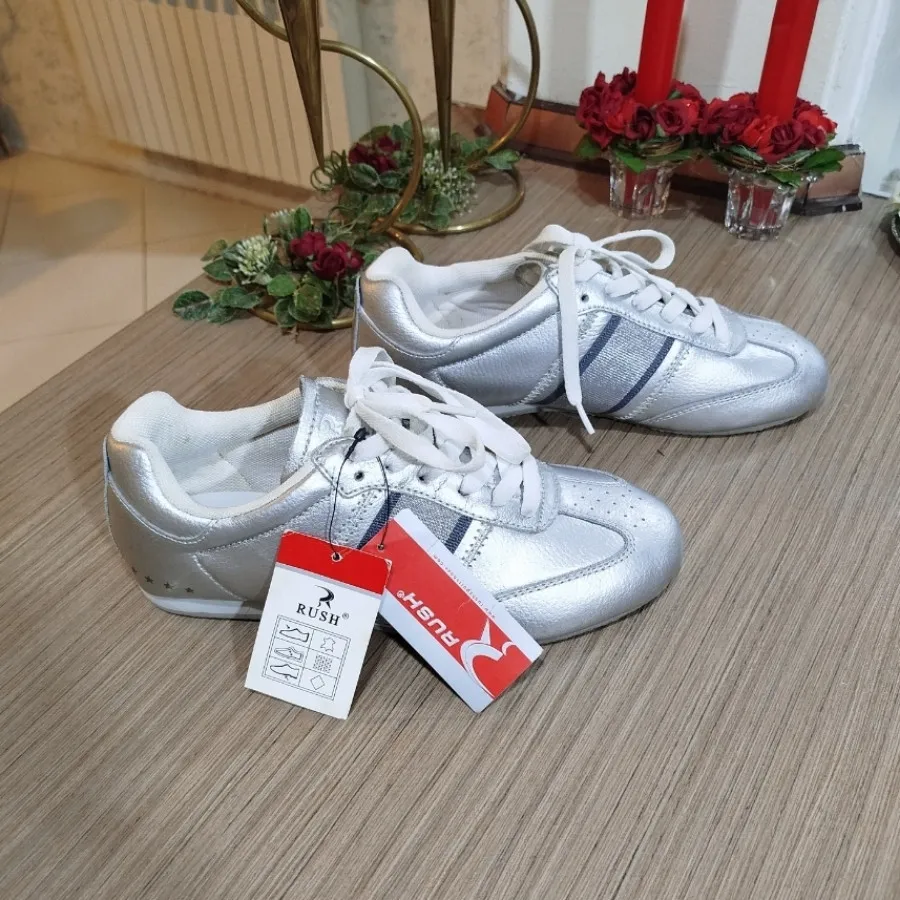 اسنیکرز نقره ای