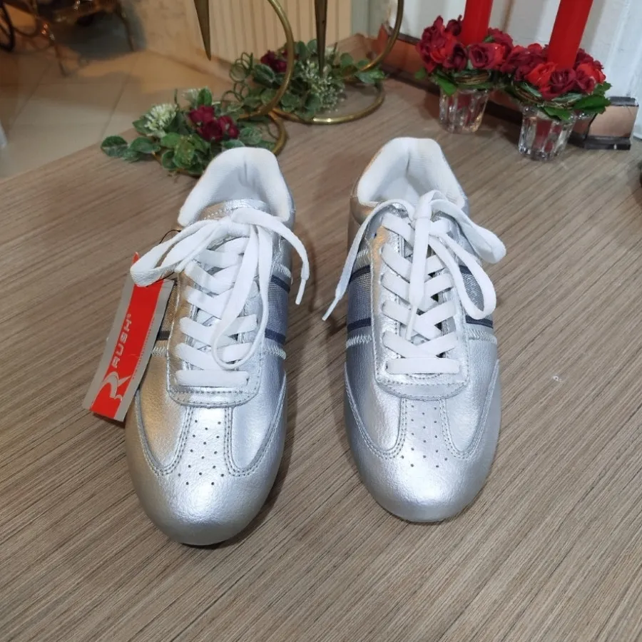 اسنیکرز نقره ای