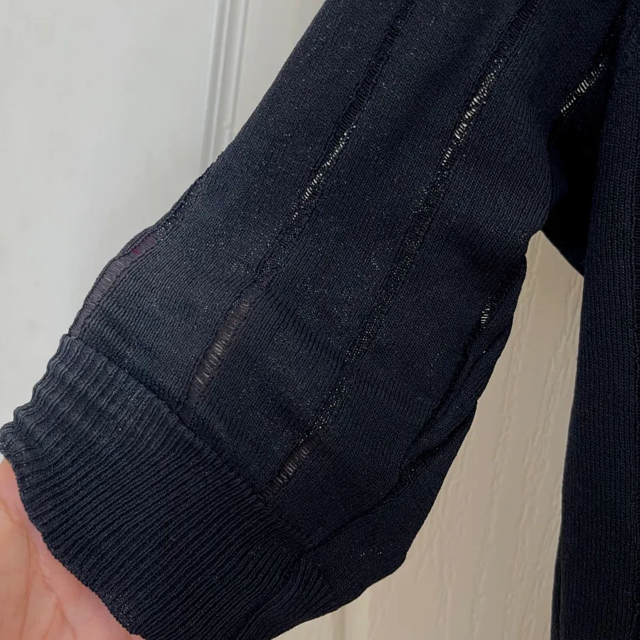 بلوز بدن نمایی دارد