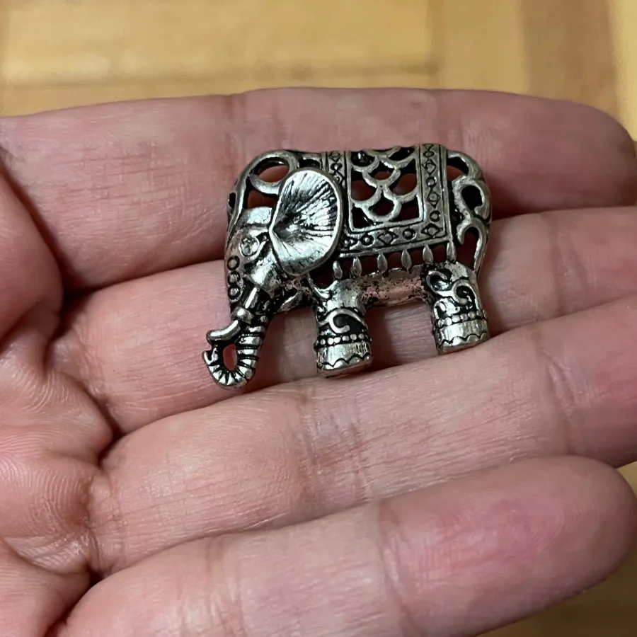 سنجاق سینه دست‌ساز