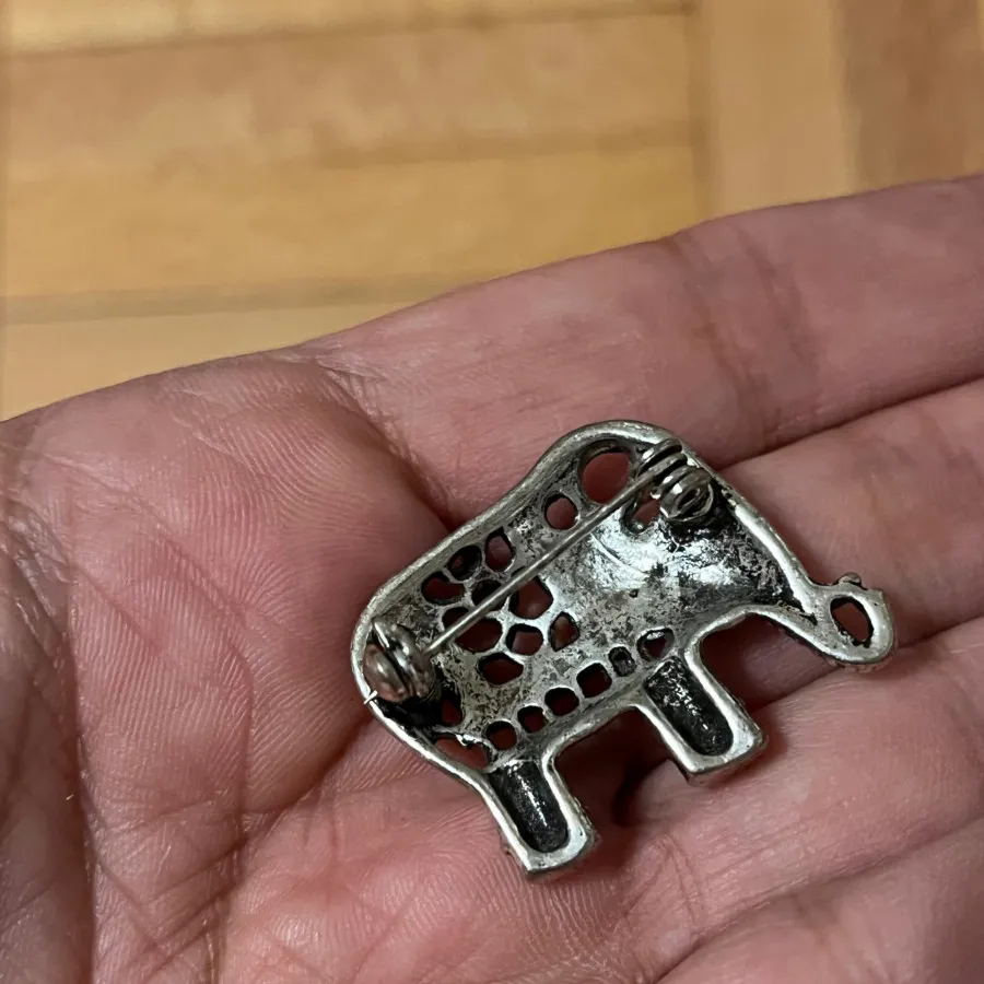 سنجاق سینه دست‌ساز