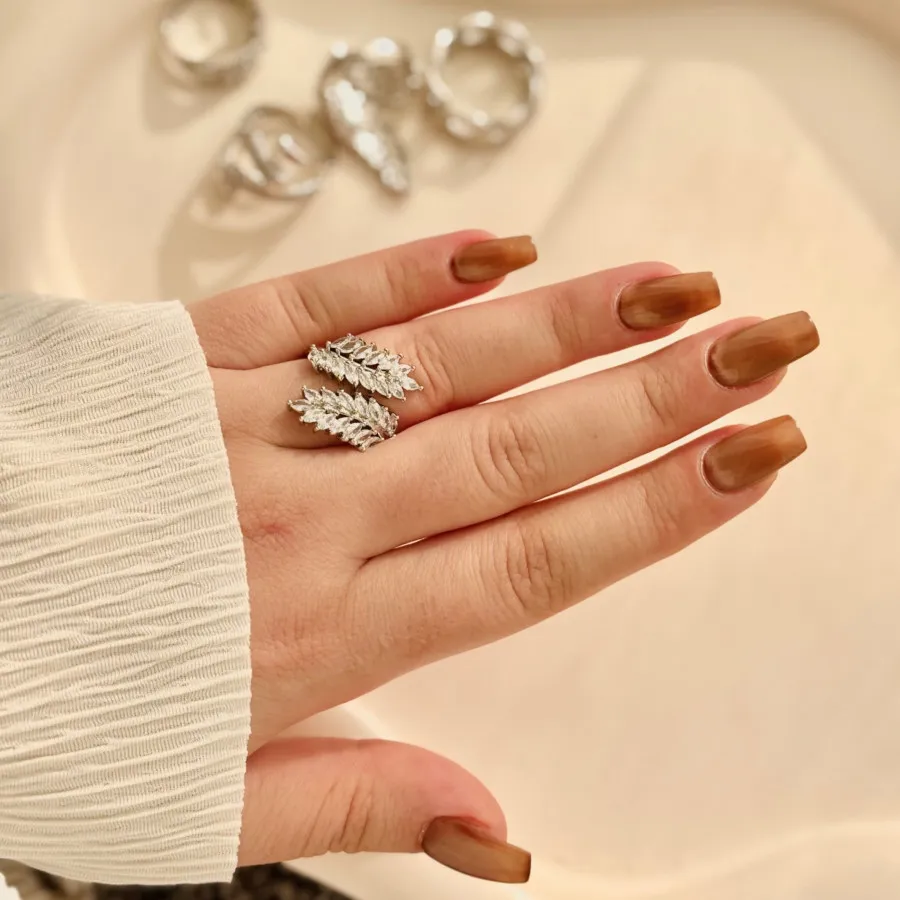 انگشتر نگین دار