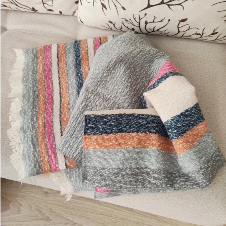 شال گرم و خوش رنگ