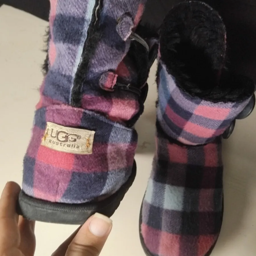 نیمبوت UGG