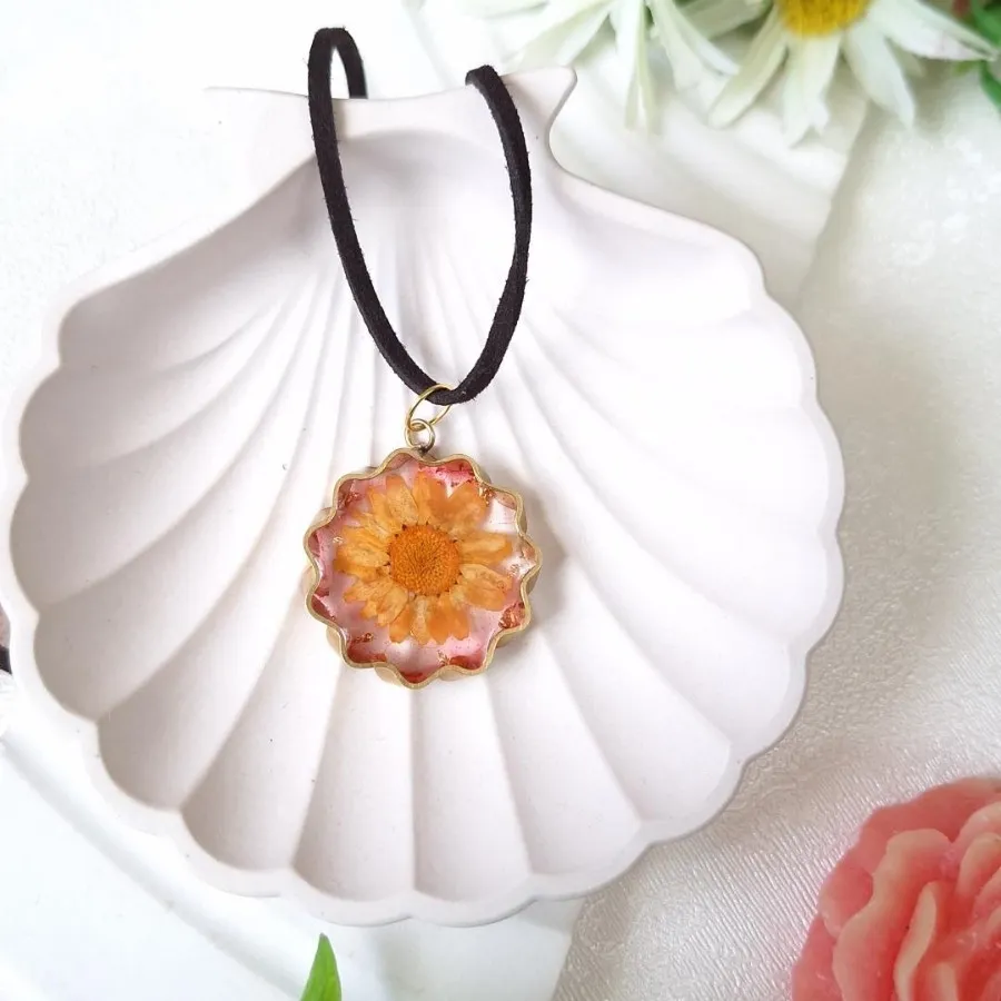 گردنبند رزینی بابونه نار