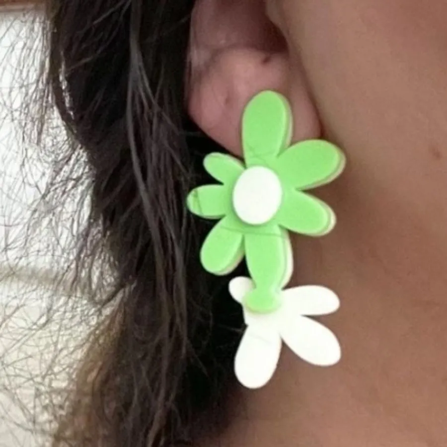 گوشواره گل زیبا میخ نقره