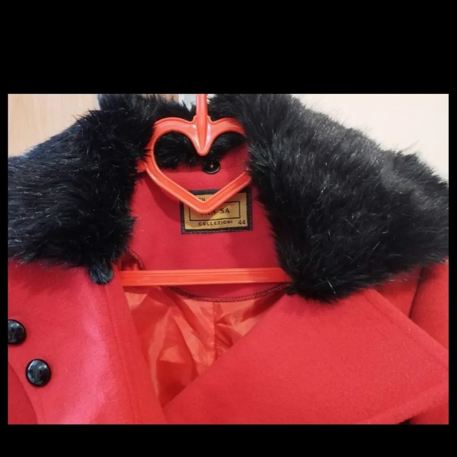 پالتو قرمز خز دار