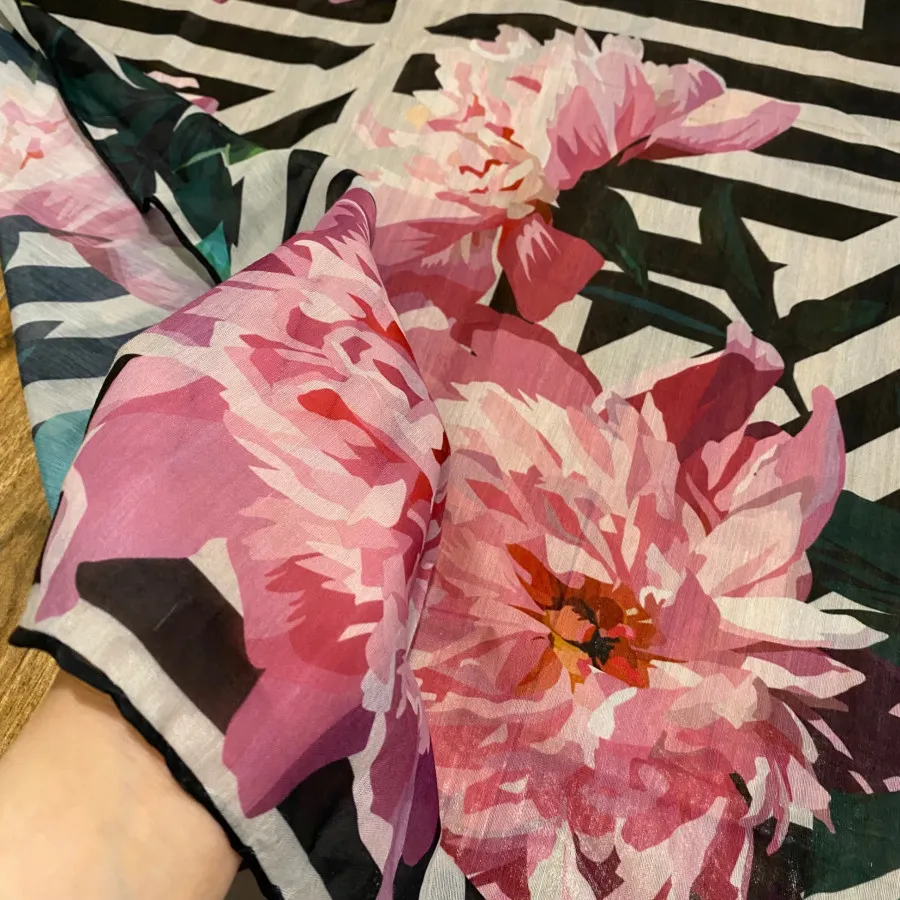 روسری بزرگ گلدار