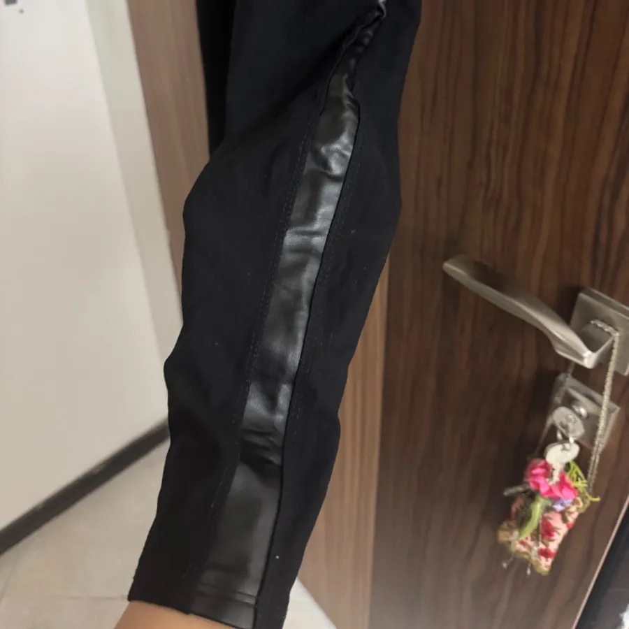 لگینگ کنار چرم