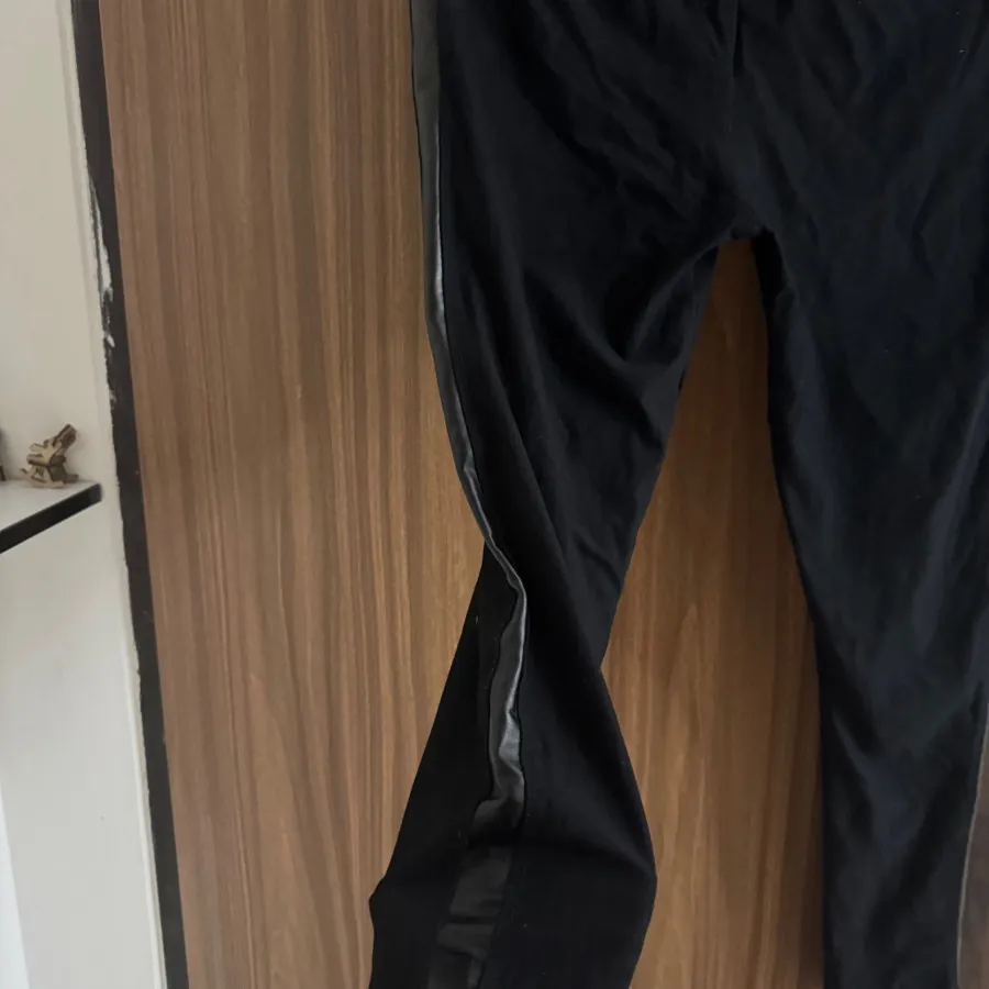 لگینگ کنار چرم