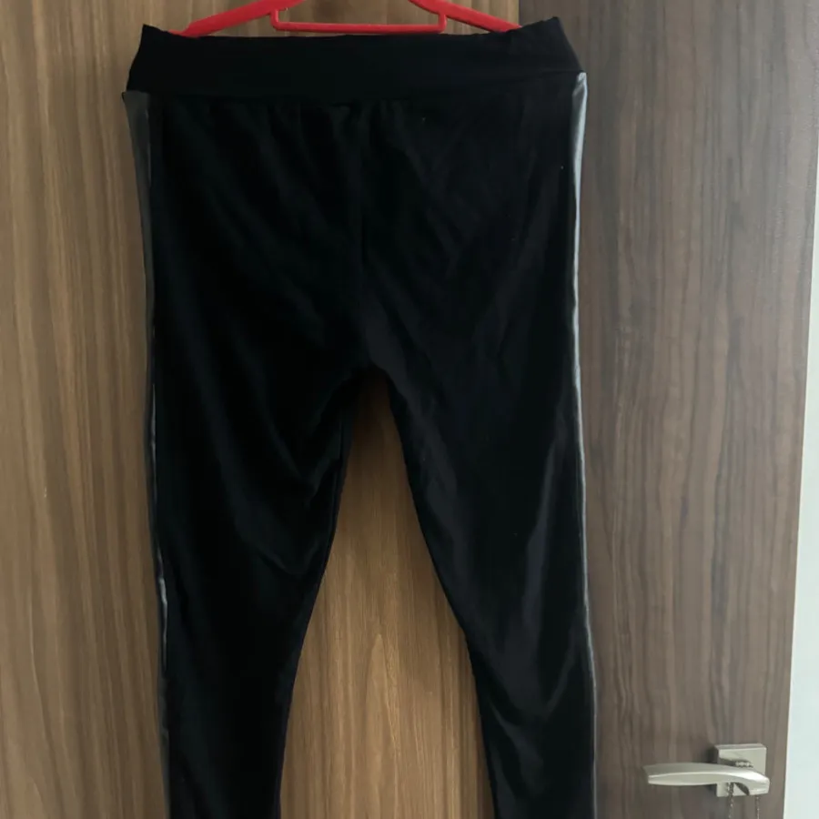 لگینگ کنار چرم