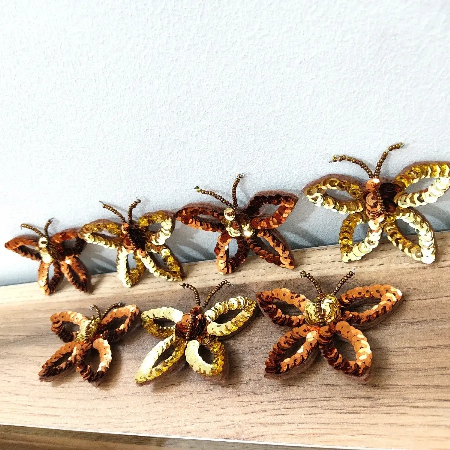 گل سینه پولکی یا منجوقی