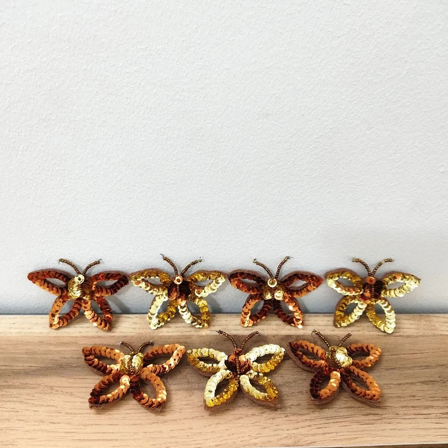 گل سینه پولکی یا منجوقی