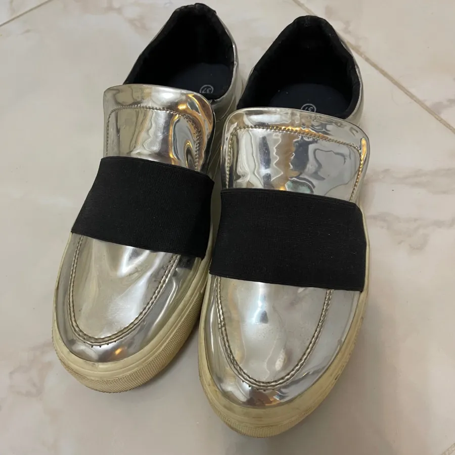 کفش نقره ای