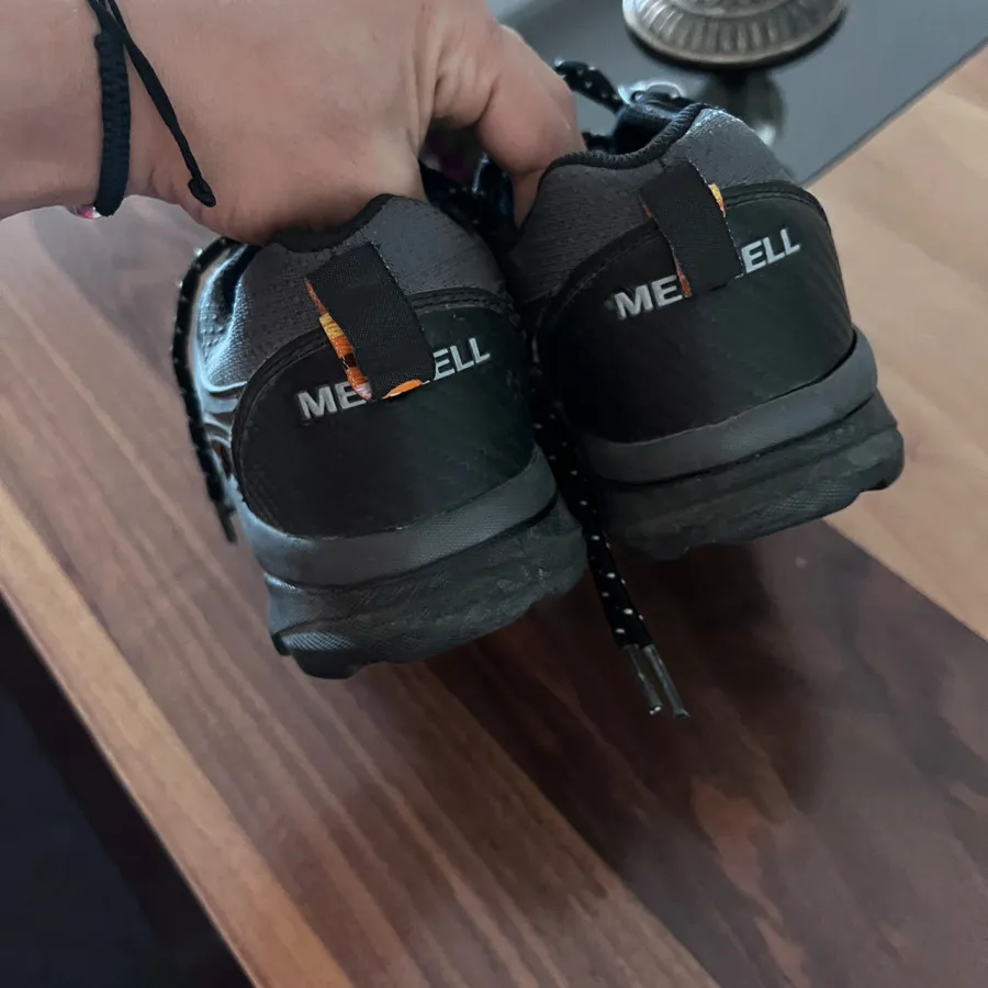 کفش کتونی مرل