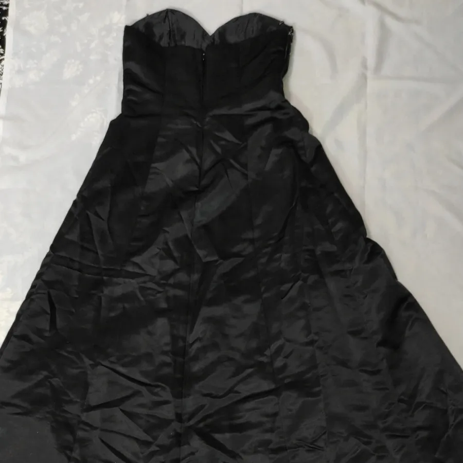 لباس دکلته آمریکایی