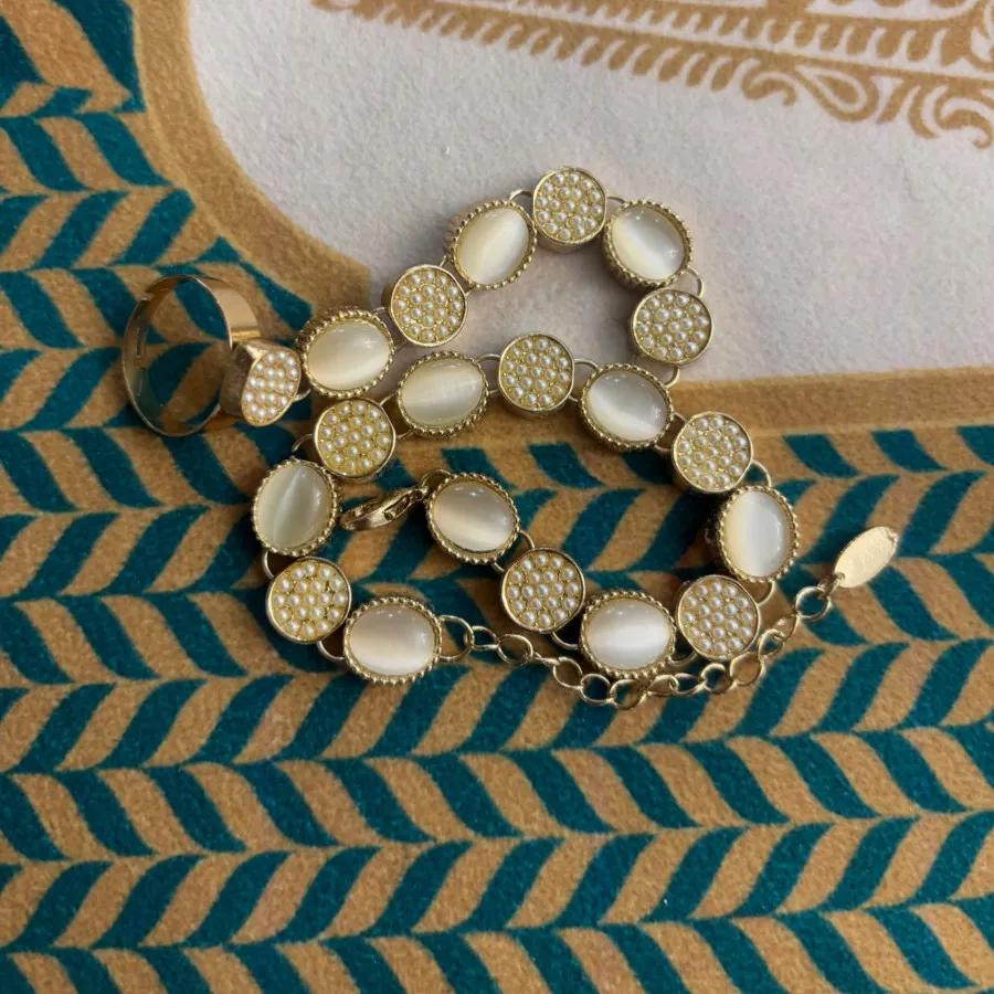 دستبند سنگ طلایی