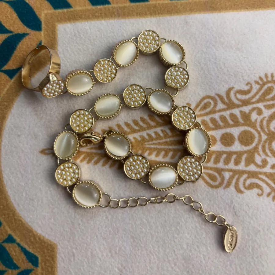 دستبند سنگ طلایی