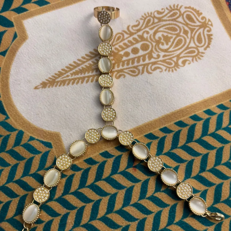 دستبند سنگ طلایی