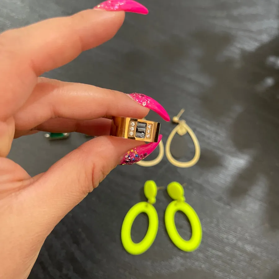 تعدادی زیور آلات