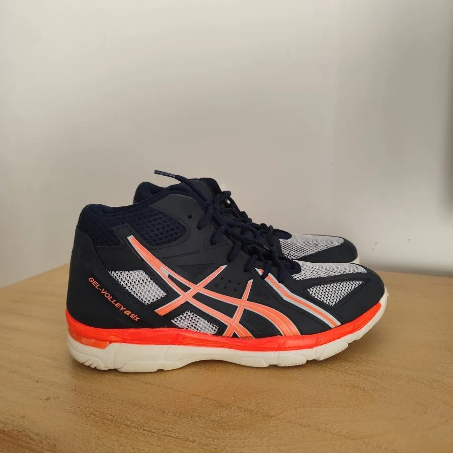 کفش ورزشی طرح Asics