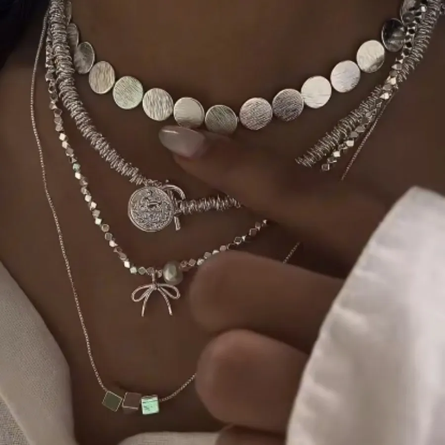 گردنبند دایره‌ای مینیمال