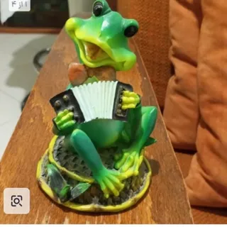 مجسمه قورباغه نوازنده