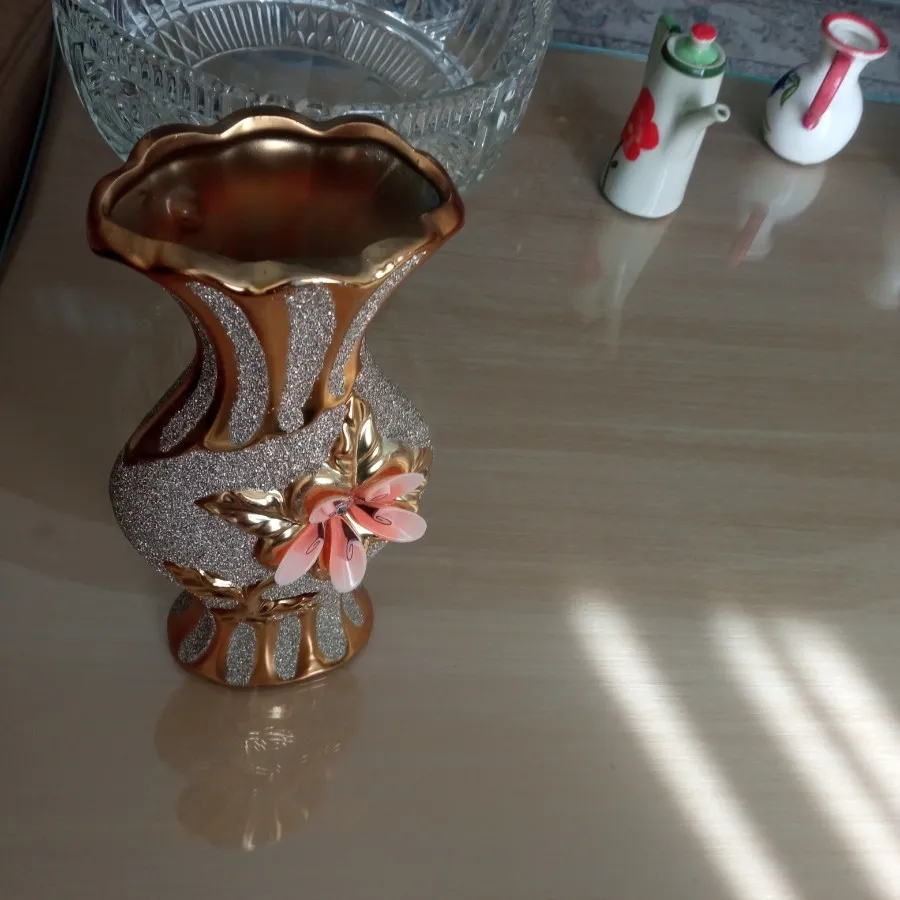 گلدان طلایی