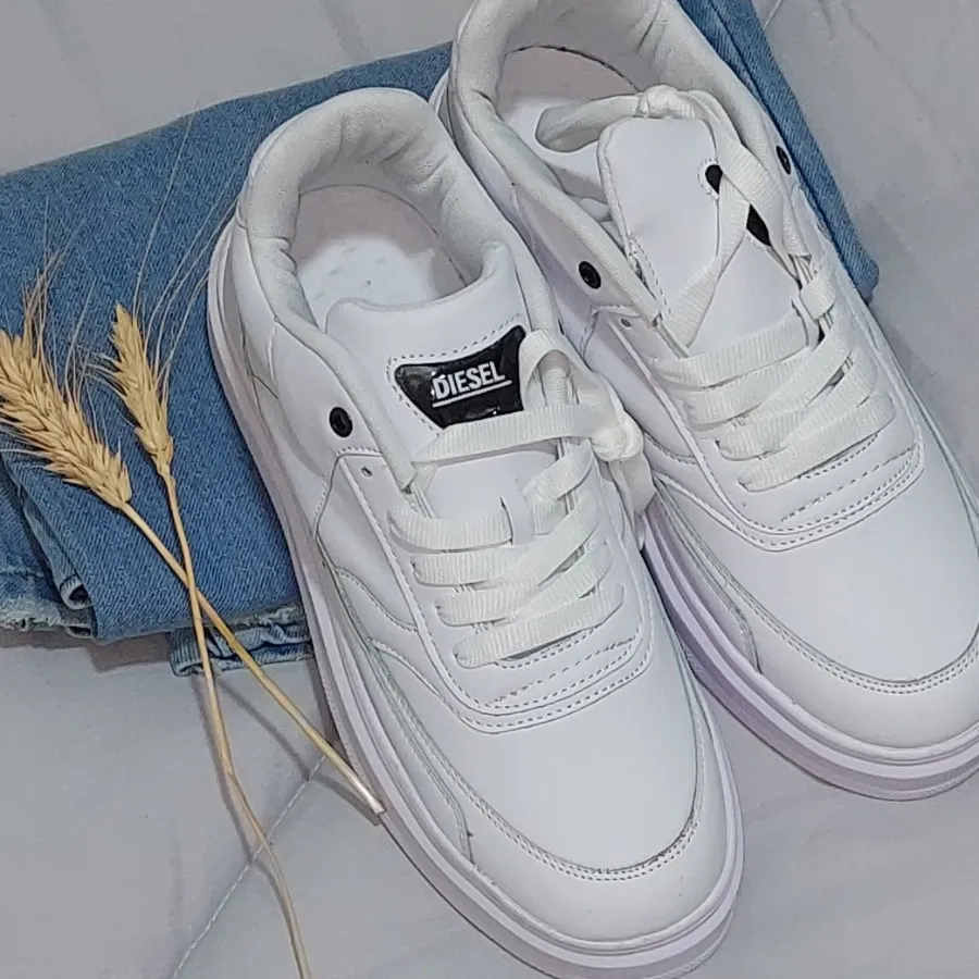 کفش کتانی سفید