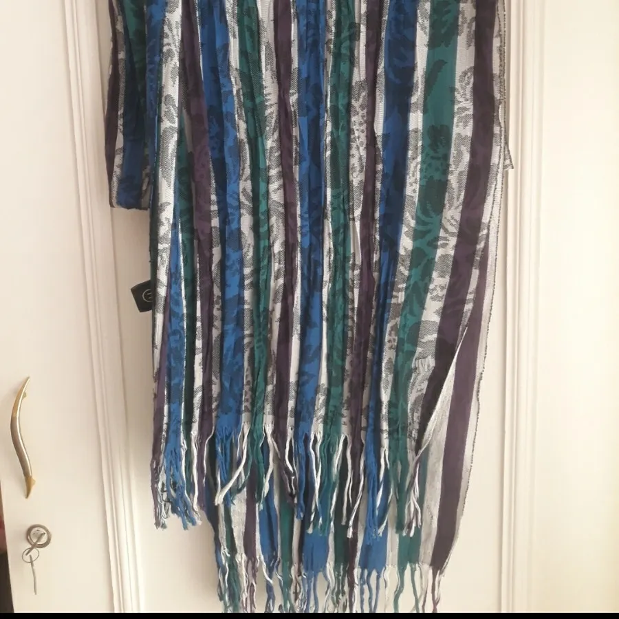 شال تی تی  پلیسه