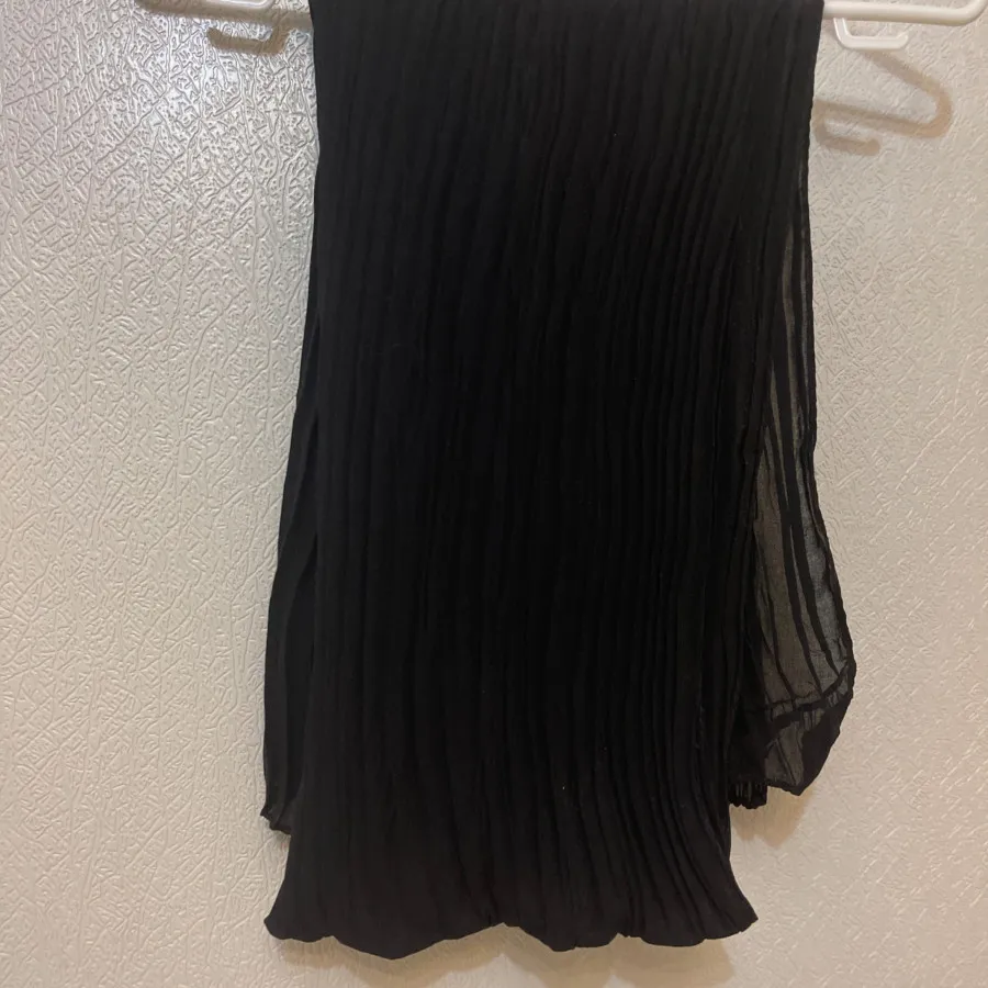 شال مشکی پلیسه