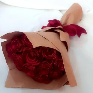 دسته گل رز زرشکی