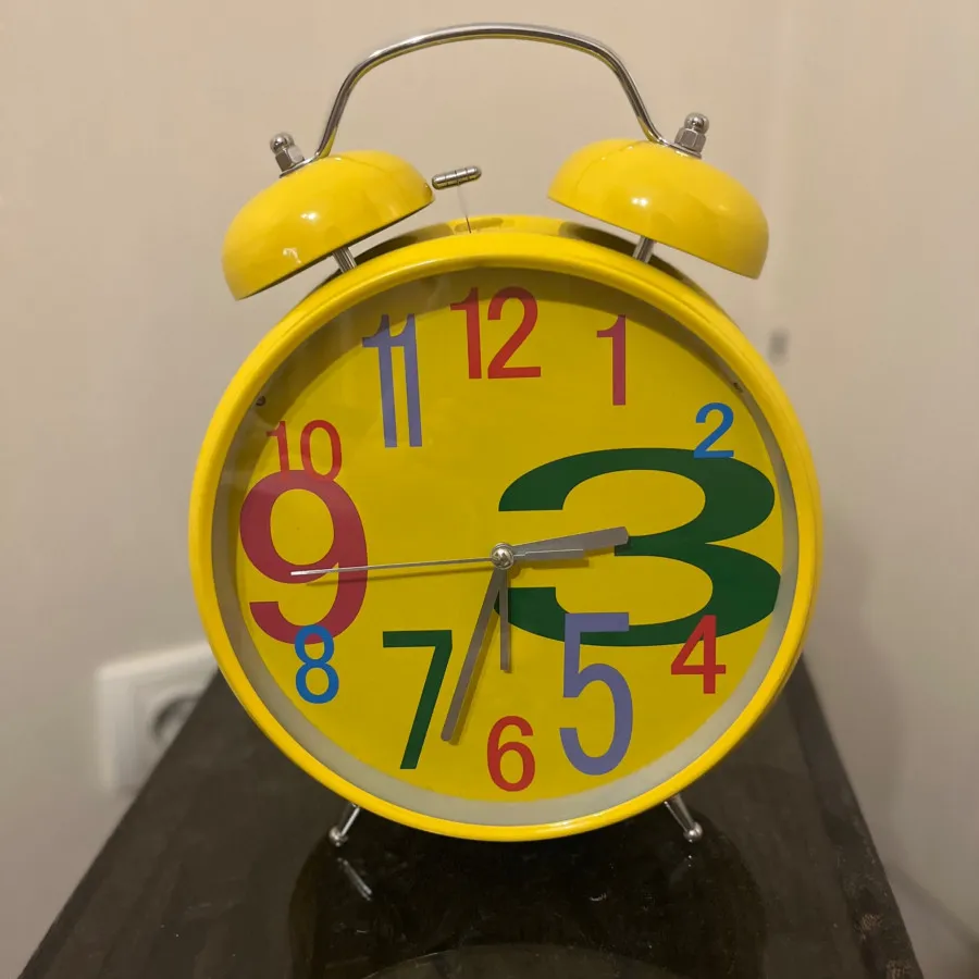 ساعت بزرگ دیواری و رومیزی